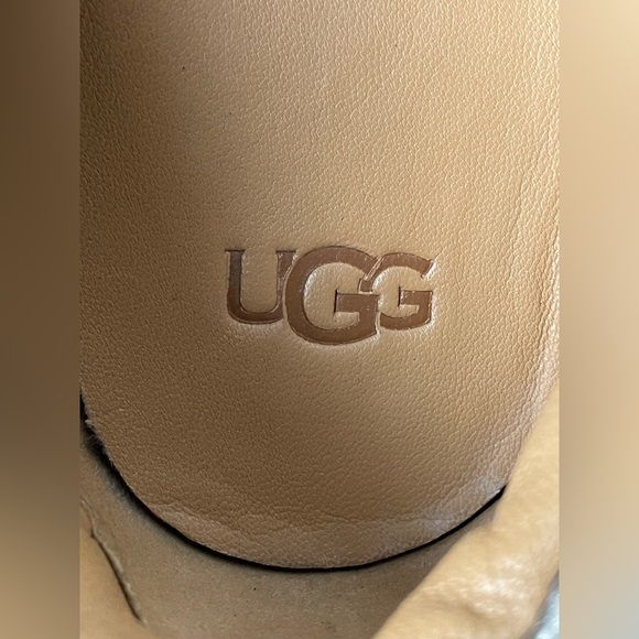 UGG Women’s Black Slip On Leather Sneaker size 7 - Picture 9 of 9